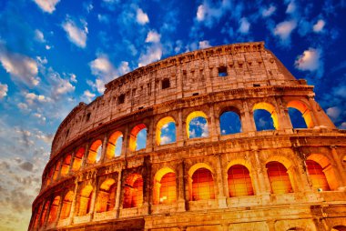 Kolezyum, Roma yukarıda dramatik gökyüzü. Flavius gece görünümü