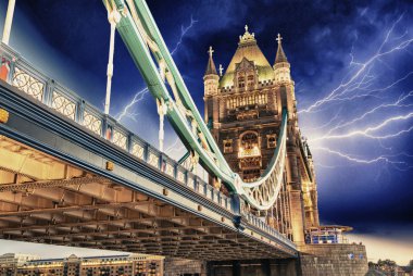 gece - Londra tower köprüsü üzerinde fırtına