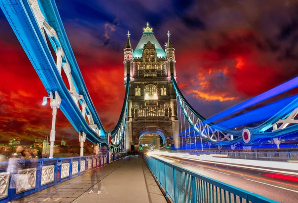 Burza nad mostu tower bridge nocą - Londyn — Zdjęcie stockowe