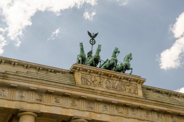quadriga heykel üstünde belgili tanımlık tepe-in berlin brandenburg kapısı
