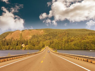 güzel göl günbatımı renkleri ile yolda