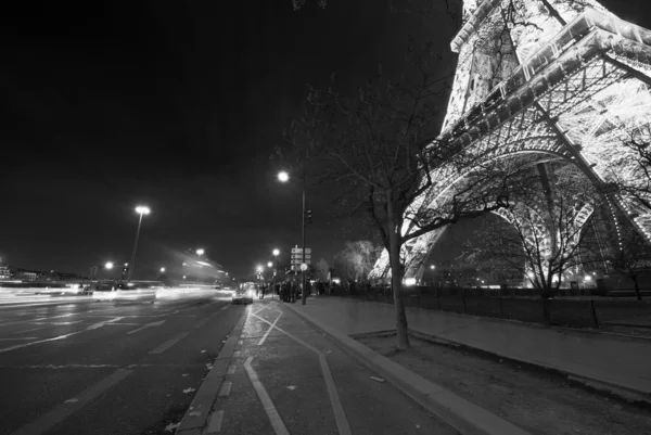Paříž - prosinec 1: noční show Eiffelova věž mžikového světla, d — Stock fotografie