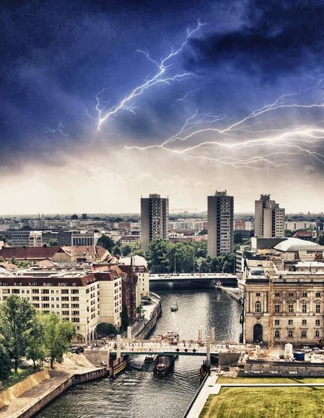 Letecký pohled na Berlín a řádění řeky s bouře — Stock fotografie