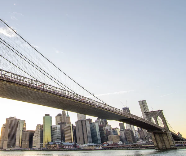 맨하탄 스카이라인 석양에 브루클린 다리의 위쪽 보기 — 스톡 사진