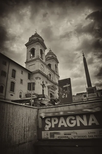 バック グラウンドでトリニティ教会とローマをサインイン メトロ — ストック写真