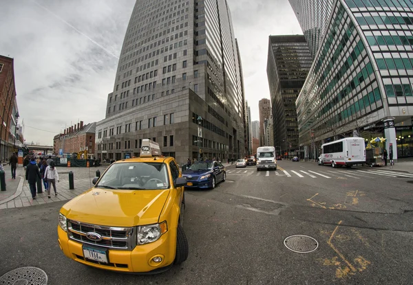 New york city - 26. Februar: gelbes Taxi beschleunigt in lower manhattan, — Stockfoto