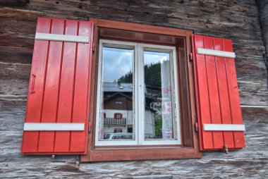 tipik bir ahşap evin dolomites dağlar kırmızı bir pencere