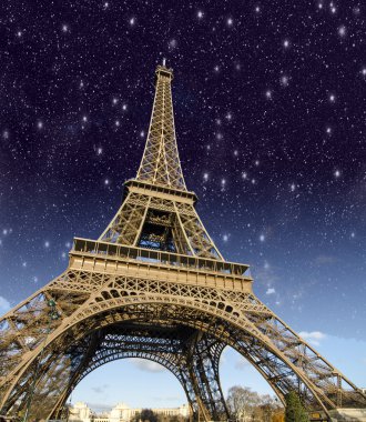 yıldızlar ve Eyfel Kulesi Paris üzerinde gökyüzü gece