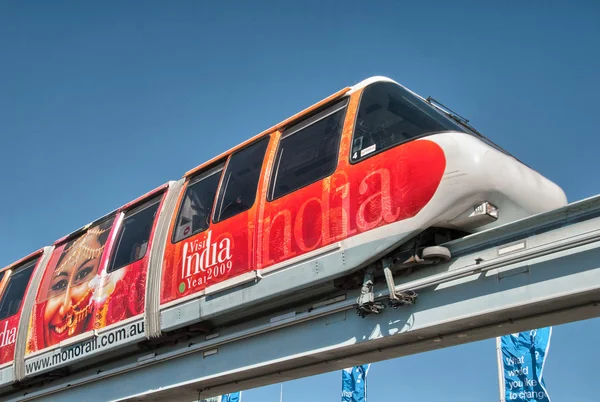 Sydney - Jun 22: A monorail körningar över den offentliga gatan i staden — Stockfoto