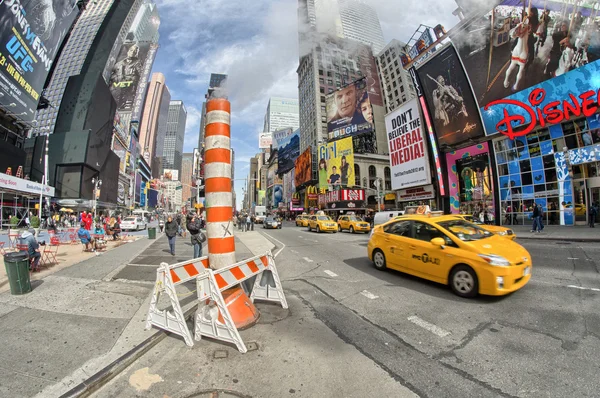 NOVA CIDADE DA IORQUE - FEB 26: Cabina amarela acelera em Manhattan, Febru — Fotografia de Stock