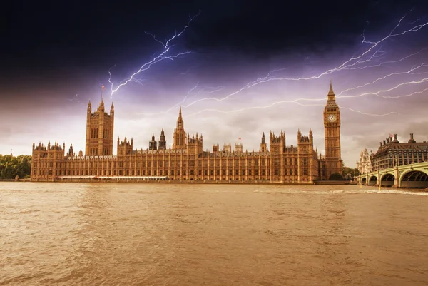 Parlamentsgebäude, Westminster-Palast mit Sturm - London bekam — Stockfoto