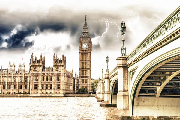 Landschaft der großen Ben und Palast von Westminster mit Brücke und t — Stockfoto