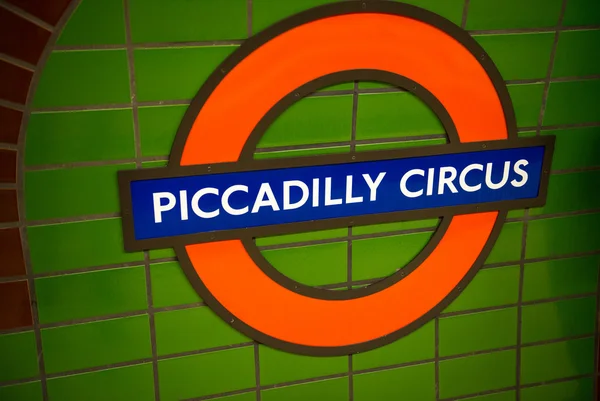 Londen - 27 Sep: Piccadilly Circus street at night met undergro — Stockfoto