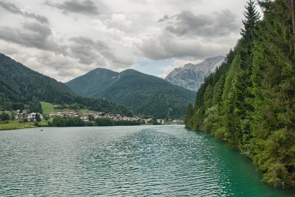 Maravilhosa paisagem de Dolomitas Montanhas com vista para o lago — Fotografia de Stock