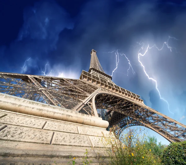 Paris - Eiffel Tower. Thunderstorm approaching the city — Stock Photo, Image