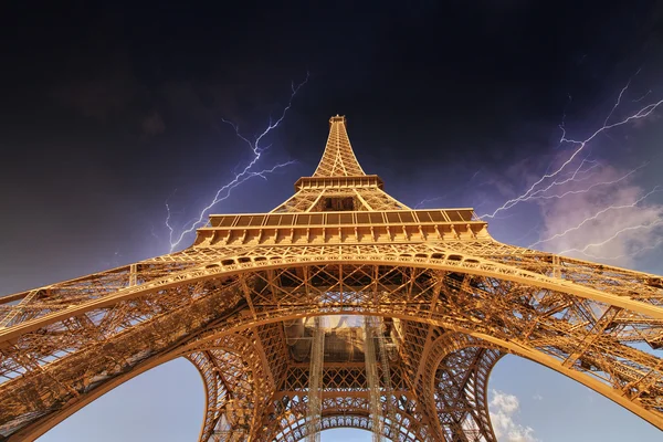 Storm boven de Eiffeltoren in Parijs — Stockfoto