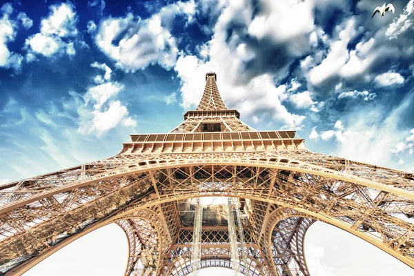 Prachtig uitzicht op de Eiffeltoren in Parijs met zonsondergang kleuren — Stockfoto