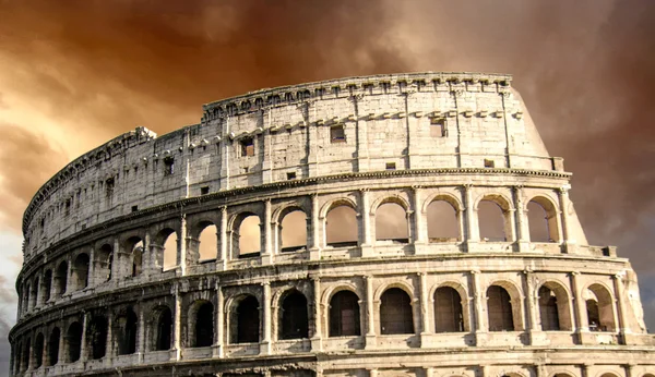 Il Colosseo a Roma con cielo drammatico — Foto Stock