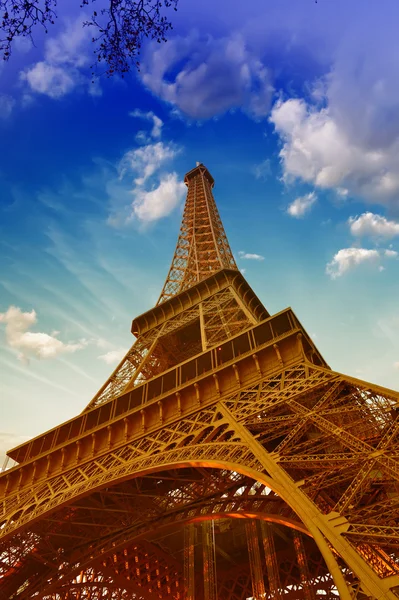 Underbar himmel färger över Eiffeltornet. La tour eiffel i paris — Stockfoto