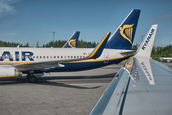 PISA, ITALIA - 9 DE JUN: Aviones Ryanair Jet listos para despegar, J —  Fotos de Stock