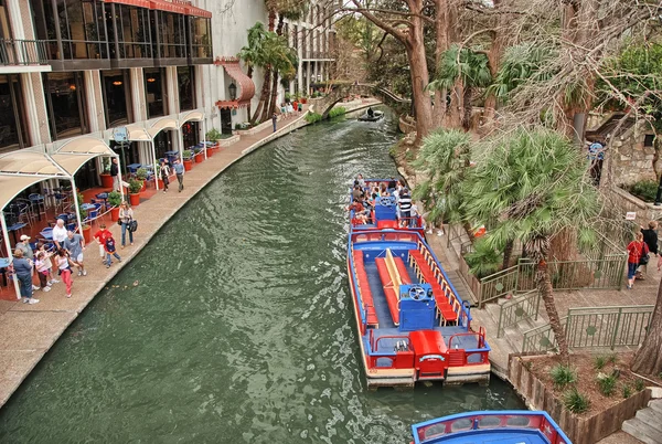 SAN ANTONIO, TX - MAR 16: Uma vista do rio histórico lotado — Fotografia de Stock