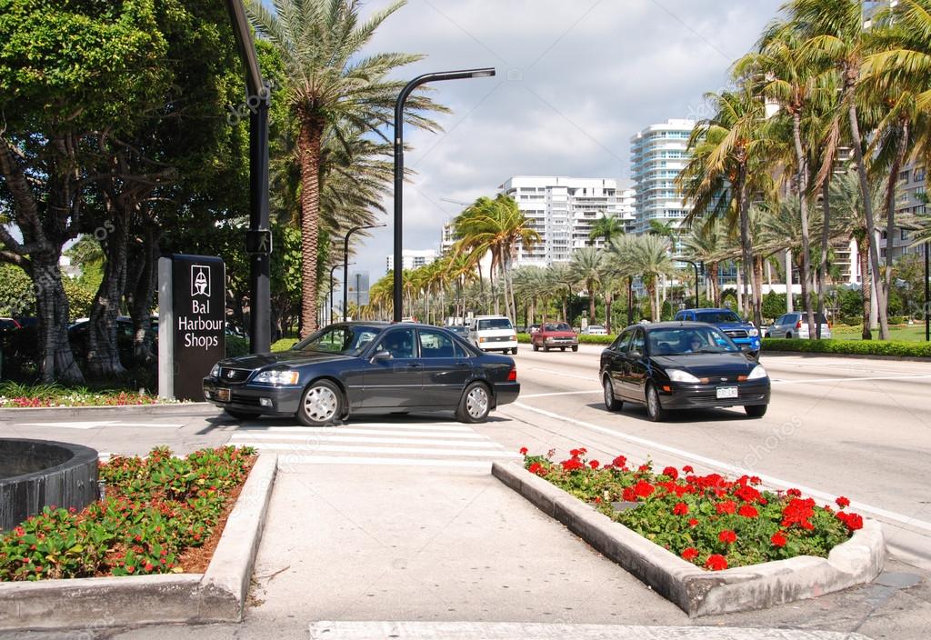 MIAMI - JAN 6: Traffic on the roads of Miami Beach, January 6, 2