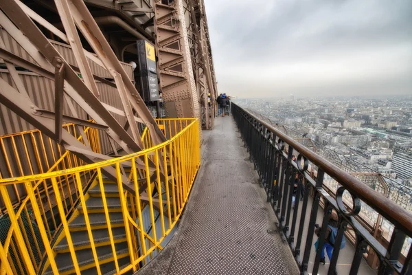 金属の構造と美しい景色でエッフェル塔のテラス — ストック写真