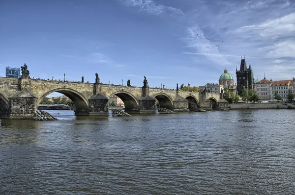 Pohled na menší věže most Karlův most v Praze (Kar — Stock fotografie