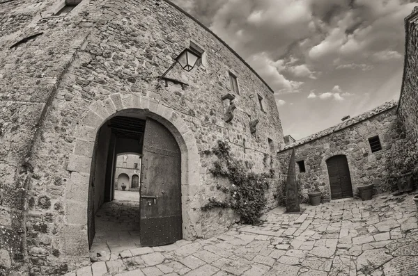 Middeleeuwse architectuur en huizen van een kleine stad in Toscane — Stockfoto