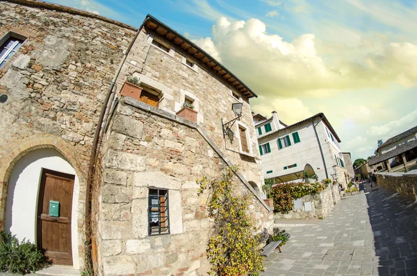 Typowe domy starożytne średniowiecznego miasta in Toskania — Zdjęcie stockowe