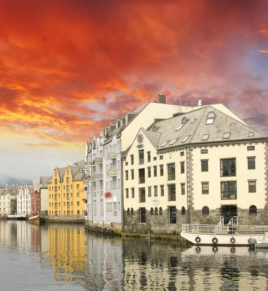 Malý přístav v centru města alesund, s odrazy - Norsko — Stock fotografie