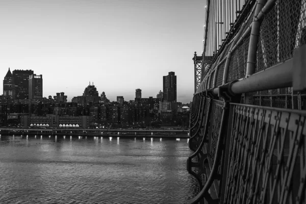 Ponte Manhattan ao pôr do sol em Nova York com City Skyline — Fotografia de Stock