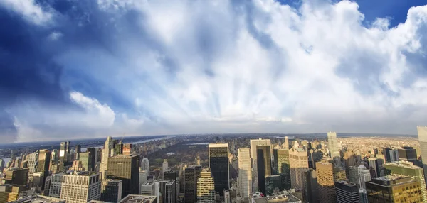 Cielo nublado sobre los edificios de la ciudad de Nueva York — Foto de Stock