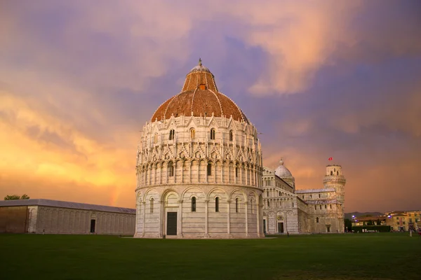 Sonnenuntergang auf der Piazza dei miracoli, Pisa — Stockfoto