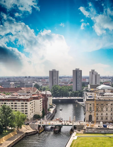 Vista aérea de Berlim e do Rio Spree em um belo dia de verão — Fotografia de Stock