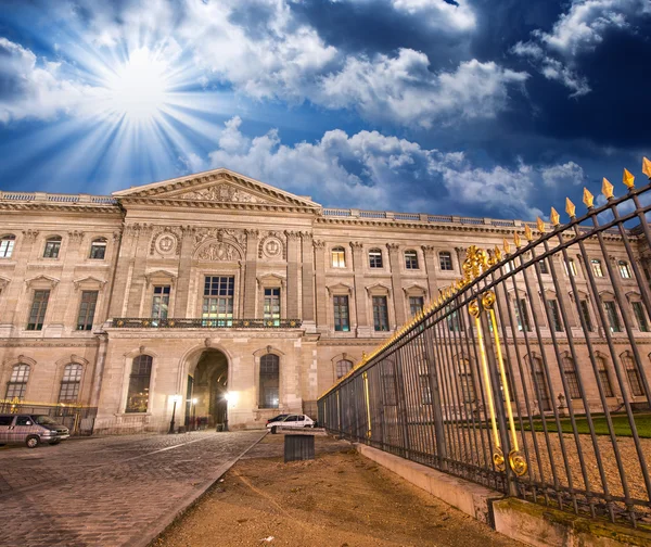 Wunderbare Himmelsfarben über den Straßen von Paris und antiken Gebäuden — Stockfoto