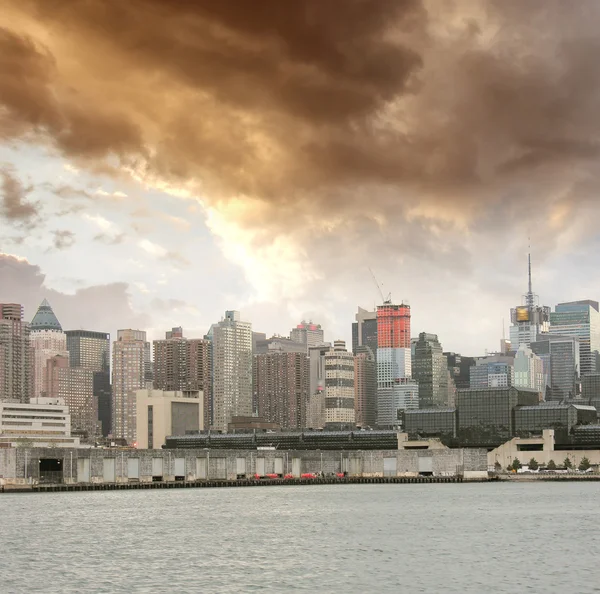 Manhattan. Beautiful sky colors over New York City skyscrapers, — Stock Photo, Image