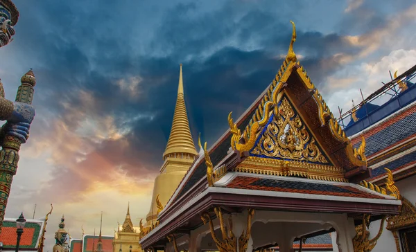 Tailândia. Cores bonitas do famoso templo de Bangkok - Wat Pho — Fotografia de Stock