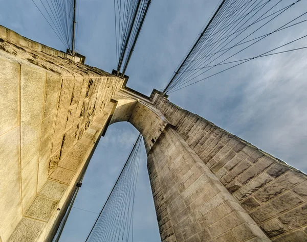 Ciudad de Nueva York. Magnífica vista del poderoso puente de Brooklyn stru —  Fotos de Stock