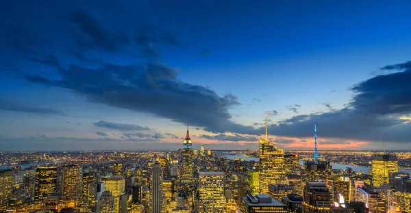 NEW YORK CITY - FEB 22: Empire State Building lights up in winte — Stock Photo, Image