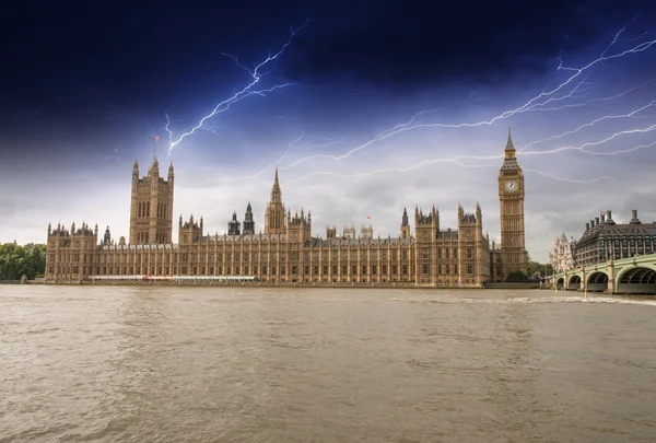 Casas del Parlamento, Palacio de Westminster con tormenta - Londres consiguió —  Fotos de Stock