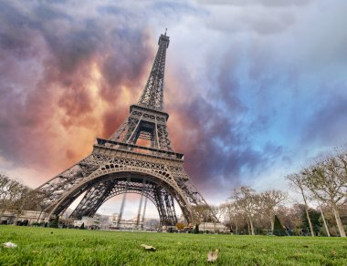 Eyfel Kulesi ve paris gökyüzü güzel renkler