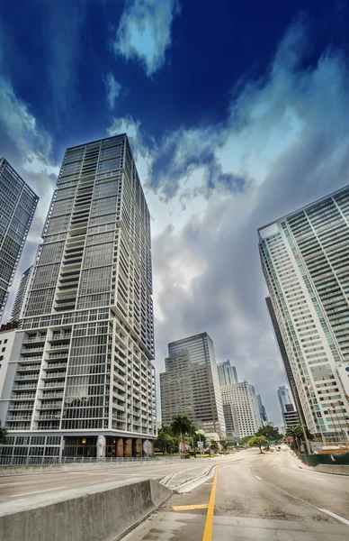 Miami. piękną panoramę z ulic miasta i drapacze chmur — Zdjęcie stockowe