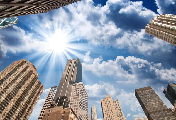 New York City. wunderbarer Blick nach oben auf manhattan Wolkenkratzer — Stockfoto