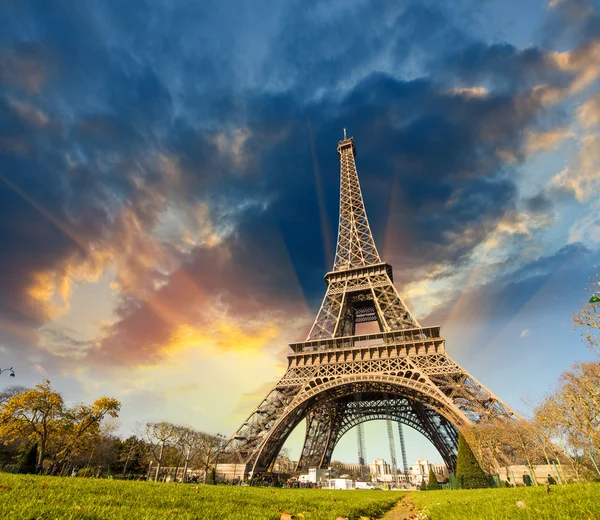 Maravillosa vista de la Torre Eiffel en París. La Tour Eiffel con cielo — Foto de Stock