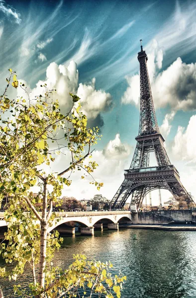 Hermosos colores y vegetación cerca de la Torre Eiffel y el Sena — Foto de Stock