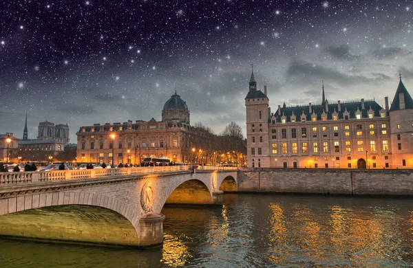 Seine nehri ile geceleri Napolyon Köprüsü'nün güzel renkleri - — Stok fotoğraf