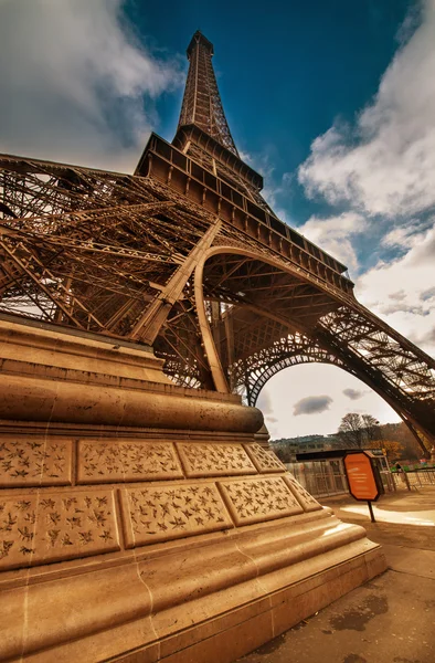 Magnificencia de la Torre Eiffel, vista de la poderosa estructura emblemática — Foto de Stock
