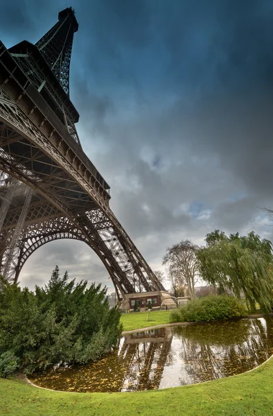 Pompáját az Eiffel-torony, erős landmark alapból látképe — Stock Fotó