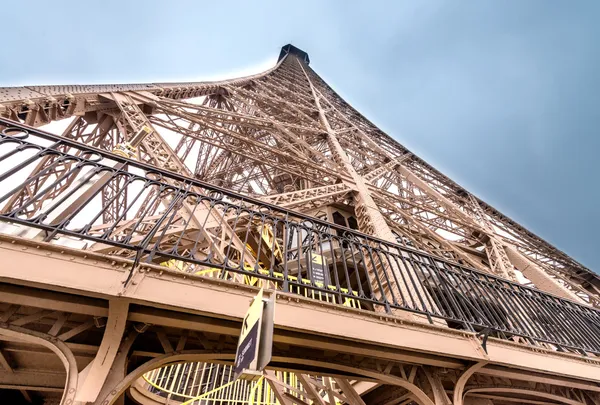 Magnificence of Eiffel Tower, view of powerful landmark structur — Stock Photo, Image